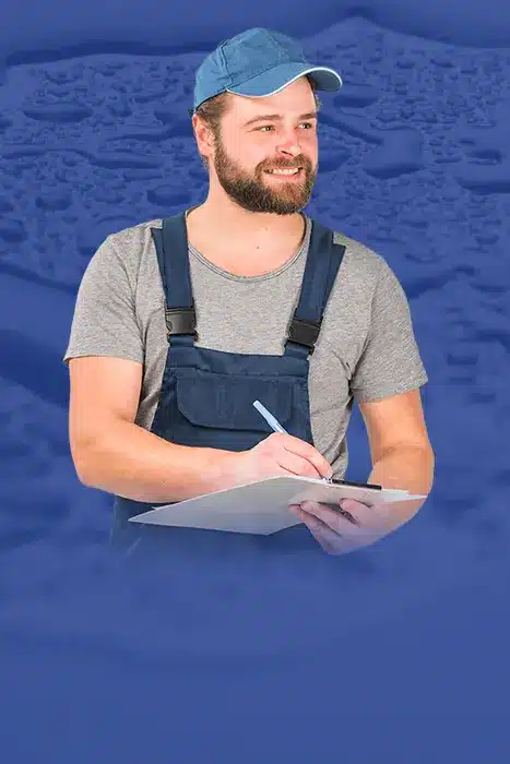גבר עם סרבל עבודה וכובע כותב על נייר - פתרון